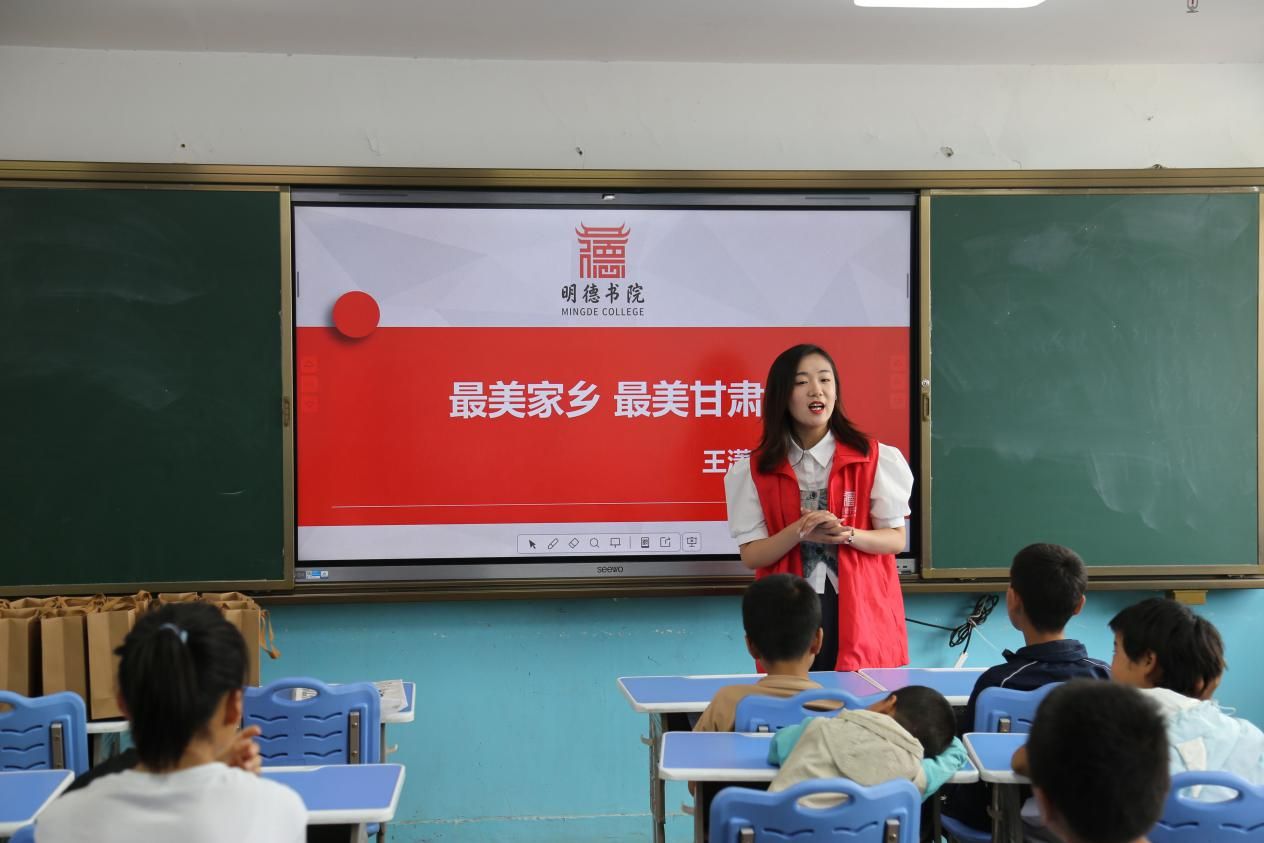 王潇然同学带来“最美家乡 最美甘肃”绘画课